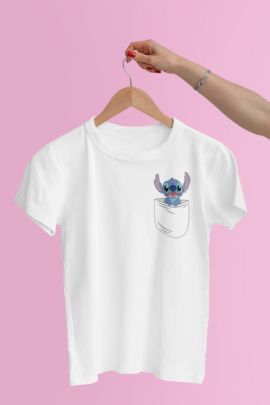 „Малък Стич в джоба ми – Забавна тениска с анимационен филм“