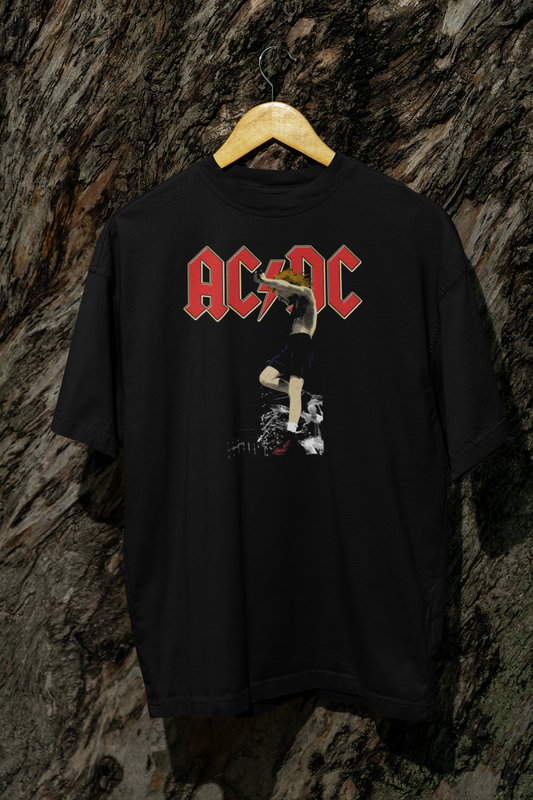 „Тениска с рок легенда на AC/DC – винтидж стил с графичен мотив на Ангъс Йънг“